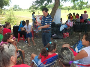 Niños y niñas beneficiados con un día recreativo en el caserío Los Chinos de la parroquia Payara