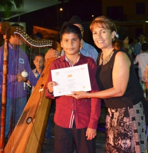 Carmen Guédez en la entrega  de  reconocimiento a los  estudiantes de música del Cemo