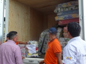 Enseres y alimentos se distribuyen a refugios