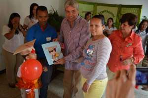 Propulsor de “Sueños de Bolívar”, Castro Soteldo, entrega certificado a uno de los  niños graduados