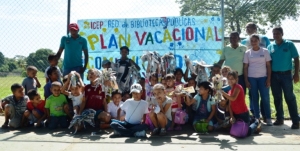 Los niños y niñas del barrio El Estadio, acompañados por los servidores públicos de la Biblioteca Pública Central   Alirio Ugarte Pelayo