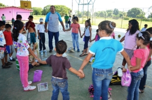 Los participantes  del Plan Vacacional Comunitario, del barrio El Estadio, disfrutan la variada programación recreativa y cultural